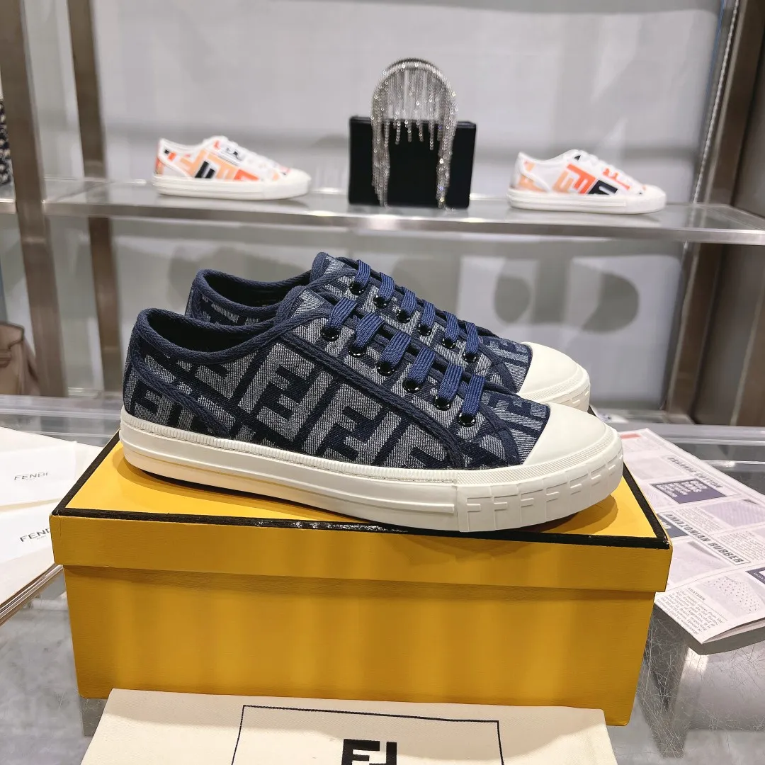 Couple style 💰460❤️Fendi Fendi's latest couple canvas shoes ❑ Fabric: Original customized imported jacquard canvas material ❑ Inner lining: Imported canvas material ❑ Sole: Original molded non-slip TPU outsole ❑ Bottom thickness: 2.5cm ❑ Size: Women's 35-40/Men's 39-45